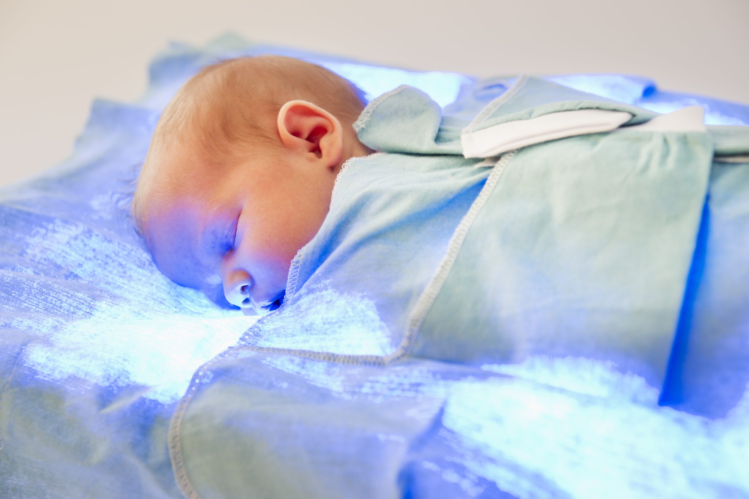 Photonic phototherapy device for newborn jaundice